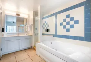 2 BDRM~ WATERFRONT RESORT, SANDY BEACH, INDOOR POOL, BEACH FRONT HOT TUBS & MORE - Image 4