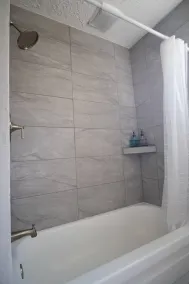 Cozy and Spacious 3 Bedroom Home in Sugarland - Image 4