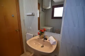 Cozy Studio on the Beach in Roses, Costa Brava! Sleeps 2, Terrace, Air Conditioning. Book now! - Image 3