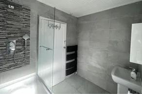 Luxurious Detached Holiday House Free Parking near Airport Town Centre Railway Station - Image 4