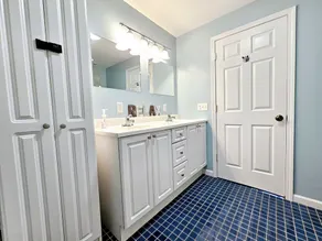 Vintage charm, modern comfort! Lakeshore retreat 3 mins to the beach! - Image 5