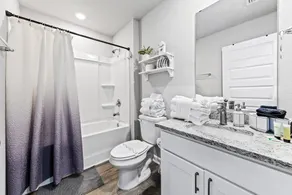 Modern & Cozy ☀ Close to Beach ☀ 4 Bedrooms ☀ 2 Full Baths - Image 2
