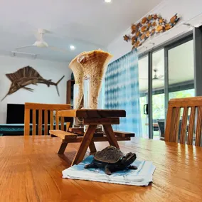 Kick n Back House, com 2 spas, acomoda 8 pessoas confortavelmente com vista para o mar - Image 2
