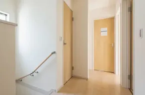 Quiet new house with free parking - Image 3