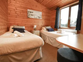 SEASCAPE RETREAT, pet friendly, with hot tub in Ilfracombe - Image 5