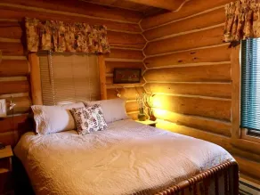 Log Home, secluded on a creek - Image 4