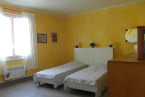 Auténtica casa de pueblo de 150 m² con piscina cerca del centro de la ciudad. - Image 5