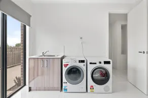 Spacious 5-Bed Home in Peaceful Point Cook - Image 2