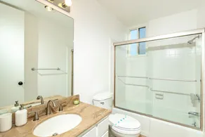 Seltene Single Level 2BR mit 2 Balkonen mit Meerblick! - Image 3