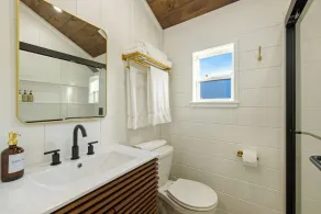 Vista Verde Farm Retreat - Stylish Cabins Nearby Springs - Image 3