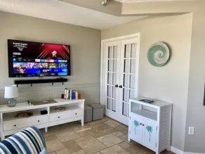 Cozy & Cheerful Oceanfront 2-bedroom condo w/ pool - Image 2