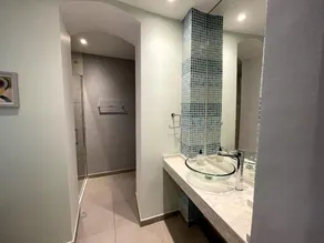 Stylish 2BR contemporary design perfect vacation - Image 3