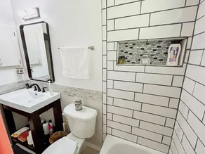 Private Room at Crystal River Retreat with Salt Water Pool - Image 2