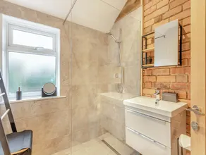 2 bedroom accommodation in Oakham - Image 2
