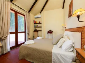 Alleinstehendes Ferienhaus mit  W-LAN, Klimaanlage, Whirlpool, privatem Pool, TV, Innenhof - Image 4