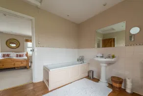 Spacious Victorian Farmhouse - stunning rural views, near Henley on Thames - Image 2