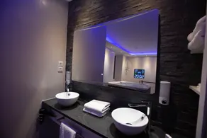 Fuldt privatiseret lejlighed med jacuzzi og dampbruser - Image 5