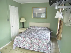 Bayfront Cottage Room 18 - Image 2