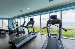 Luxury Villa, Private Lounge Access, Pool and Gym - Image 4