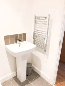 ENTIRE 2 BED FLAT ON GRANBY ST+PRKG+WIFI+MEMRYFOAM - Image 3