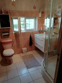 Værelse i et hus fuldt af liv - Image 2