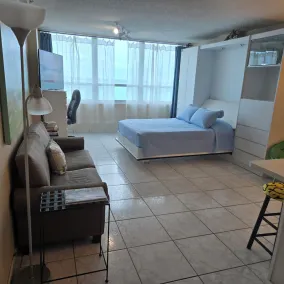 Vue fantastique sur l'océan, service de voiturier gratuit, Wi-Fi, piscine, tennis et plus avec 500 pieds carrés - Image 4
