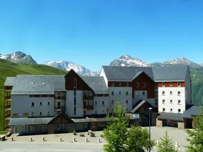 Charming Ski-in/Ski-out Apt with Balcony, Sleeps 6, Access to Spassio Spa, Close to Amenities - Image 2