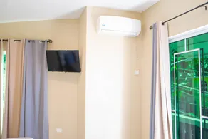 Villa privada! 3BD / 3BA! Piscina. Playa privada al otro lado de la calle !! - Image 2