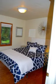 Cozy Cottage near Schwarz Supper Club, Road America, and Whistling Straights!! - Image 5