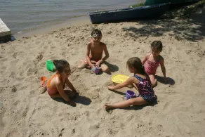 Smuk, krystalklar sø, lige på stranden, meget ren og familievenlig! - Image 2