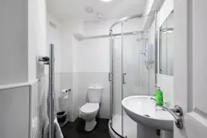 4 bed townhouse with rear garden and FREE parking - Image 5