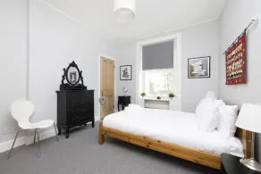 JOIVY Charming Apartment near Leith Links with Patio - Image 5