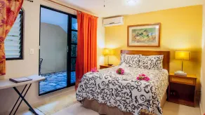 Economical hotel style room with queen bed & bathroom w shower - Image 4