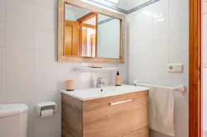 Appartement climatisé avec piscine, Wi-Fi, balcon et proche de la plage - Image 4