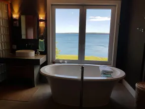 Appartato Retreat Oceanfront con Guest House - Image 5