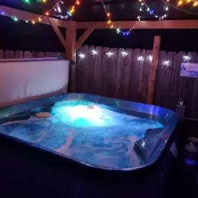 A unique cabin, comfortable with private hot tub! - Image 3