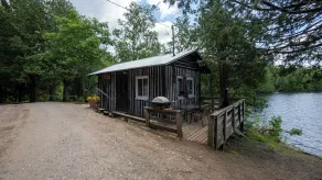 Waterfront Log Cabin at the shores of Mosque Lake! - Image 4