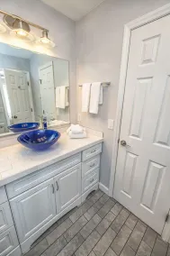 Stylish 3 bedroom home 10 minutes from beach - Image 5