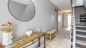 Beautiful Townhouse With Water Views - Image 2