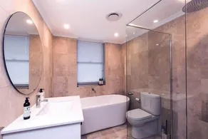 Bondi Beachside Apartment: 3 Bedrooms & Parking - Image 2
