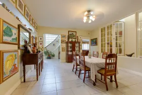Spacious Art-Deco  Guest House - Image 5