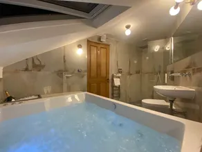 Luxury 5 bedroom stay in the heart of the West End - Image 5