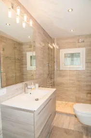 Idylliskt hus med tropisk trädgård och privat pool i ett lugnt bostadsområde - Image 5