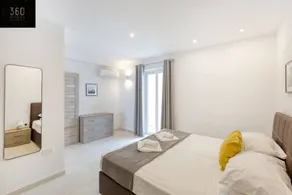 Beautiful, stunning 3BR home, opposite the harbour - Image 5
