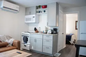 Cozy Downtown Apartment: Pet-Friendly Retreat - Image 4