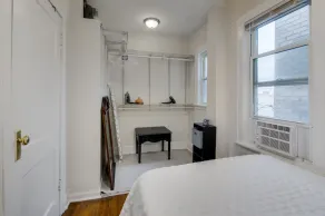 Walkable Chicago Retreat : Cozy 2BR w/ Porch : Near Transit, Dining & Stadiums - Image 5