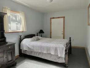 Quaint 2 bedroom apartment. 5 minute walk to down town Close to local bike trail - Image 4