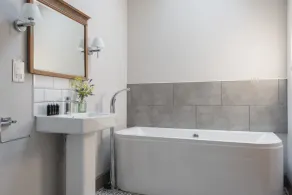 Preisgekrönter, atemberaubender Umbau einer Scheune über einem Naturschutzgebiet - Image 5