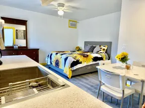 Havasu Sunflower Yellow Studio Closet to London Bridge. - Image 3