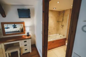 Wagon House sleeps 4, two bedrooms. Near Jurassic coast. - Image 2